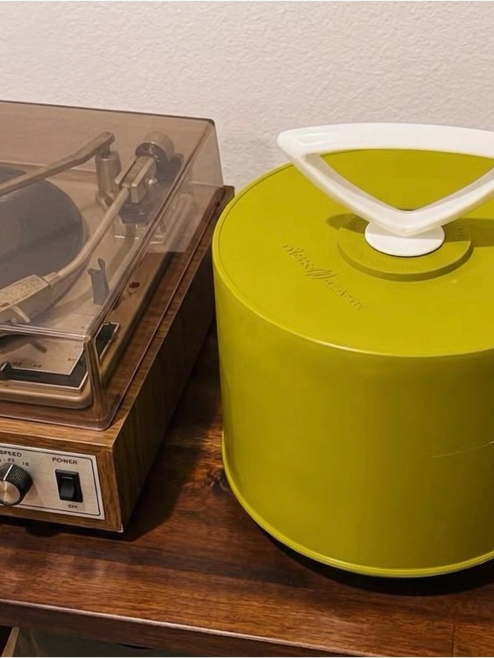 Retro Green 45 Record Carrier with White Handle. Disk Go Case